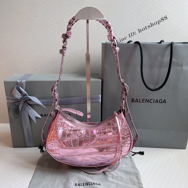 Balenciaga專櫃爆款肩背包 巴黎世家珠光粉鱷魚紋鑽石五金blingbling Le Cagole月牙包 fyj1589